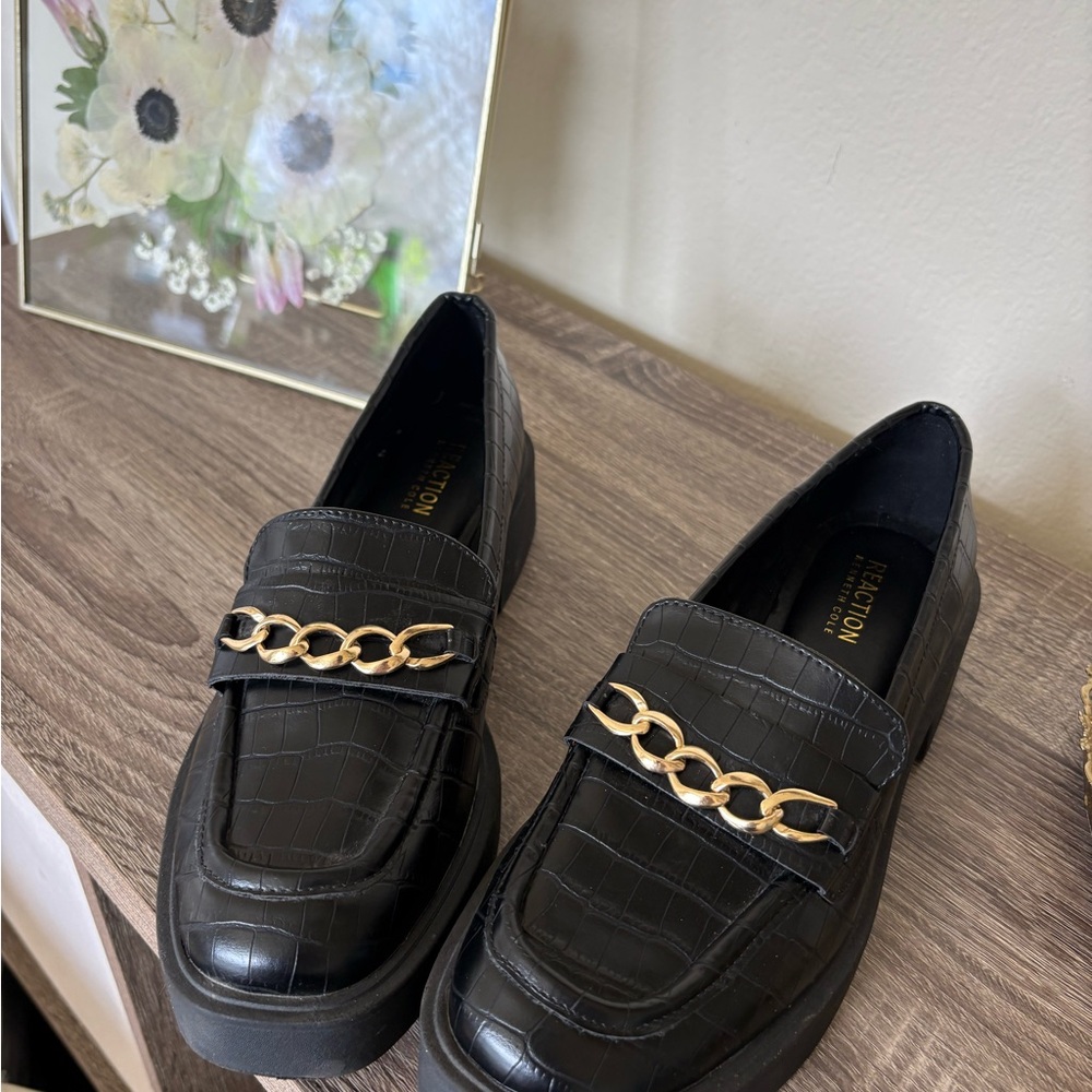 Black Crocodile Pattern Loafers with Gold Chain